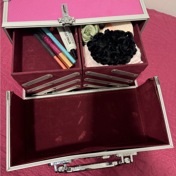 Makeup Cosmetics Kit - Picture 2 of 9